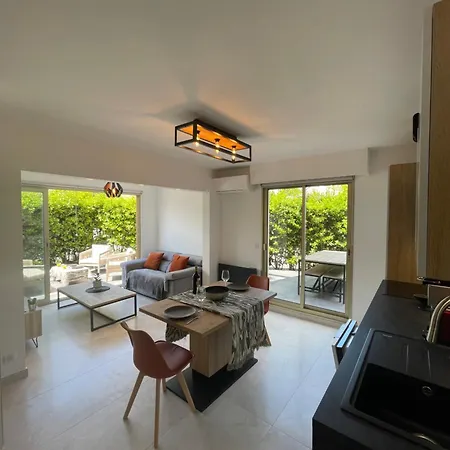 Magnifique 2 Pieces Design, Moderne, Calme, Proche Plage, Residence Avec Piscine, Tennis, Wifi Et Place De Parking Privee Antibes