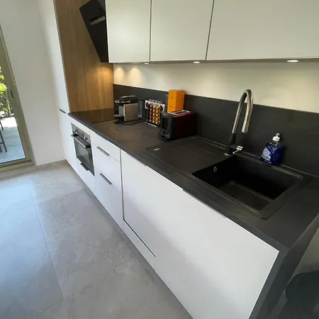 Magnifique 2 Pieces Design, Moderne, Calme, Proche Plage, Residence Avec Piscine, Tennis, Wifi Et Place De Parking Privee * Antibes